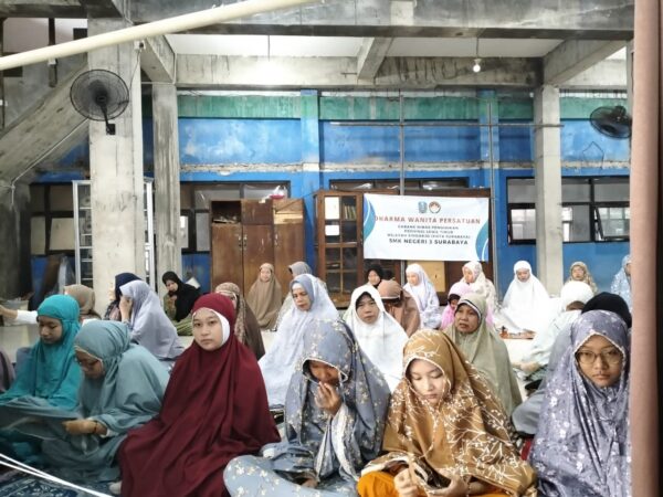 SMKN 3 SURABAYA LAKSANAKAN SHOLAT IDUL ADHA DAN PENYEMBELIHAN HEWAN KURBAN