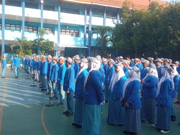UPACARA PERINGATAN HARI PANCASILA BERLANGSUNG KHIDMAT DI SMK NEGERI 3 SURABAYA
