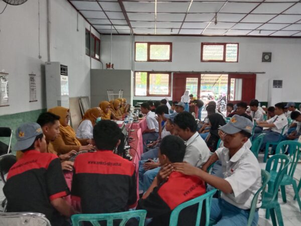 SCREENING KESEHATAN SISWA KELAS X BERSAMA PUSKESMAS GAYUNGAN