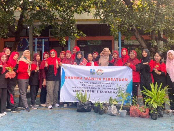 DWP SMKN 3 Surabaya Gelar Pertemuan Rutin: Tanam Bersama dan Senam untuk Ketahanan Pangan