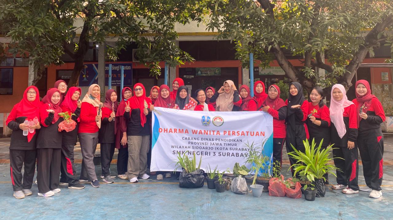 DWP SMKN 3 Surabaya Gelar Pertemuan Rutin: Tanam Bersama dan Senam untuk Ketahanan Pangan DWP SMKN 3 Surabaya Gelar Pertemuan Rutin: Tanam Bersama dan Senam untuk Ketahanan Pangan