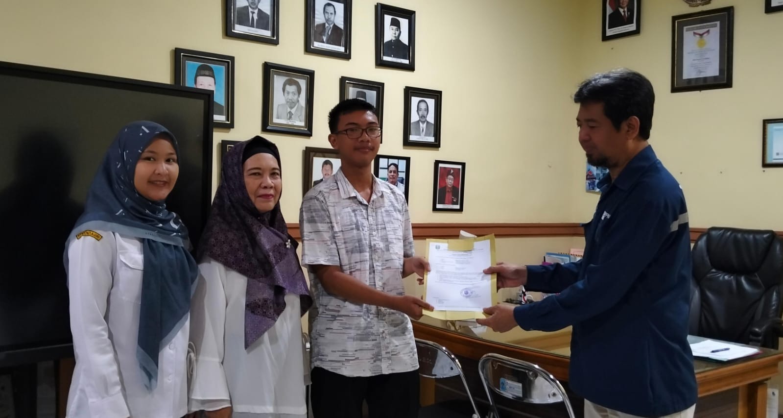PELEPASAN SISWA BEKERJA KE KALIMANTAN, WUJUD KOMITMEN SMKN 3 SURABAYA DALAM MENCETAK LULUSAN SIAP KERJA 