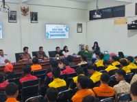 BKK SMKN 3 Surabaya Serahkan Surat Rekomendasi Kerja kepada 6 Siswa yang Diterima di Dunia Industri