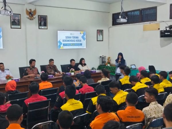 BKK SMKN 3 Surabaya Serahkan Surat Rekomendasi Kerja kepada 6 Siswa yang Diterima di Dunia Industri