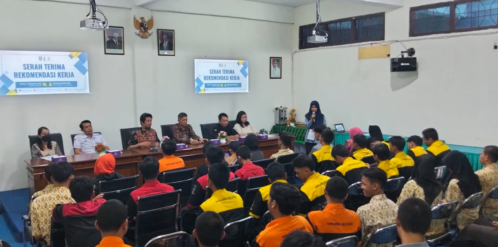 BKK SMKN 3 Surabaya Serahkan Surat Rekomendasi Kerja kepada 6 Siswa yang Diterima di Dunia Industri BKK SMKN 3 Surabaya Serahkan Surat Rekomendasi Kerja kepada 6 Siswa yang Diterima di Dunia Industri